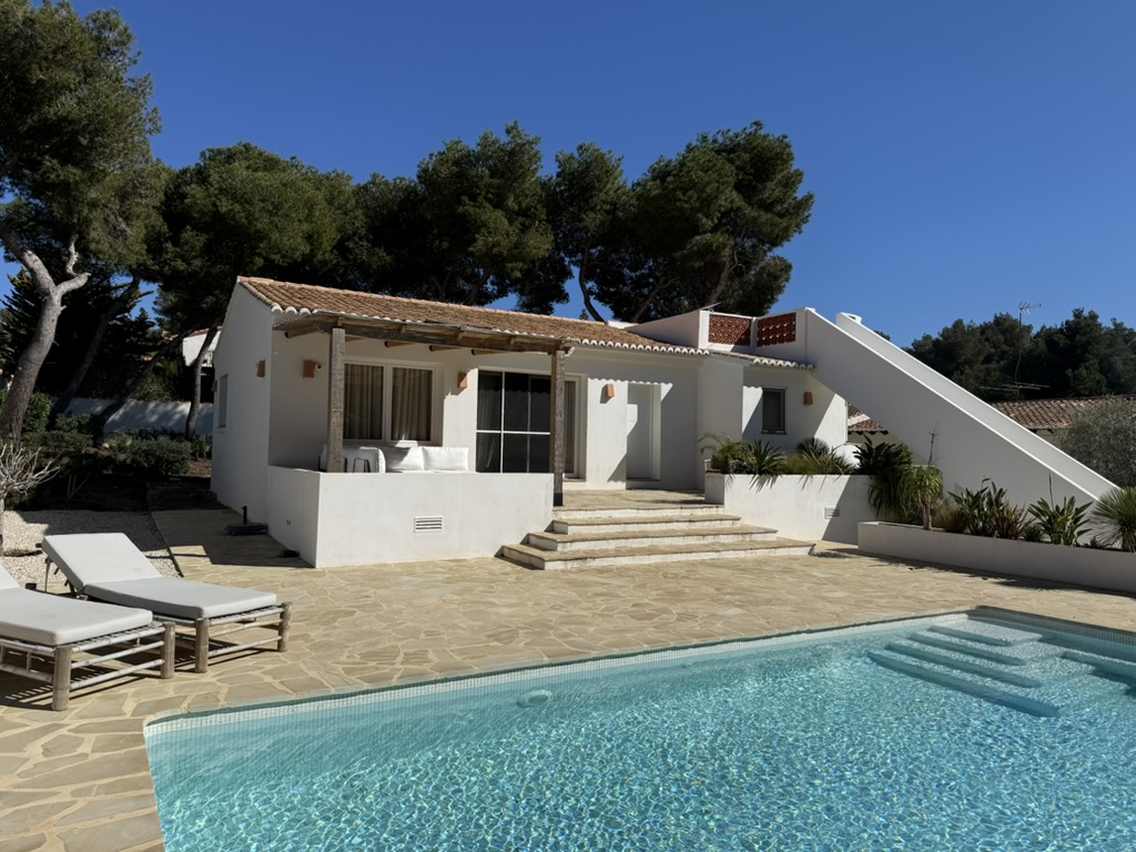 Villa & pool 4