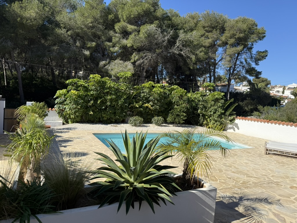 Villa & pool 23